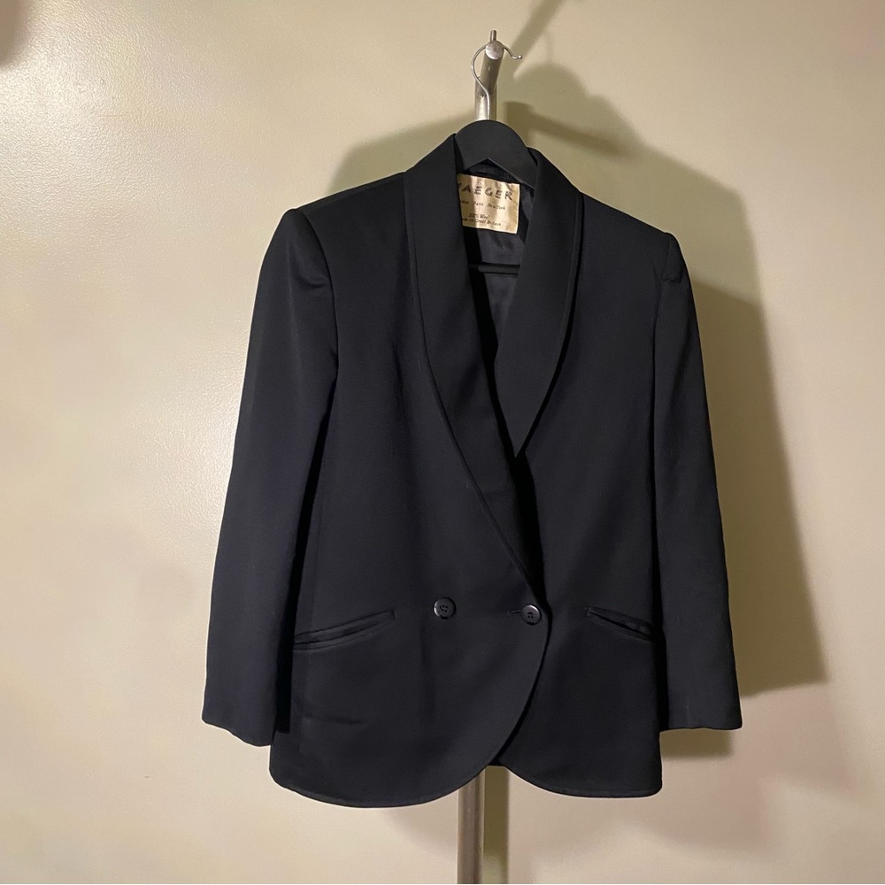 Jaeger Classic Elegance: Black 100% Wool Jacket with Single Button Closure